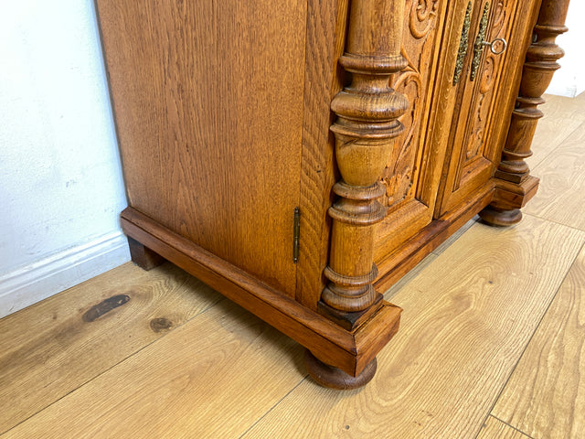 WMK I Prunkvolle kleine antike Kommode aus massiver Eiche mit Schublade, Messingbeschlägen und Akanthusmotiven, um 1890 I Schrank Anrichte Flur Wäsche Wickel Gründerzeit Vintage Berlin Dresden München