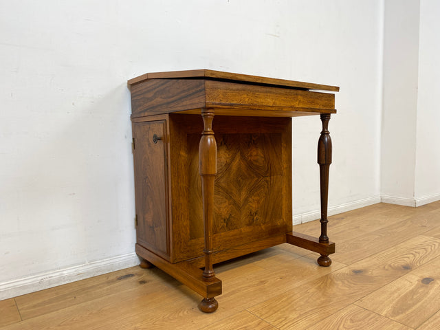 Schreib Pult Schmink Kommode Desk WMK I Edler 50er Jahre Schreibpult in antikem Davenport Stil, Vollholz in Nussbaum , mit Klappdeckel, Schubladen & goldgeprägter Leder Einlage I Sekretär Sitz Vintage