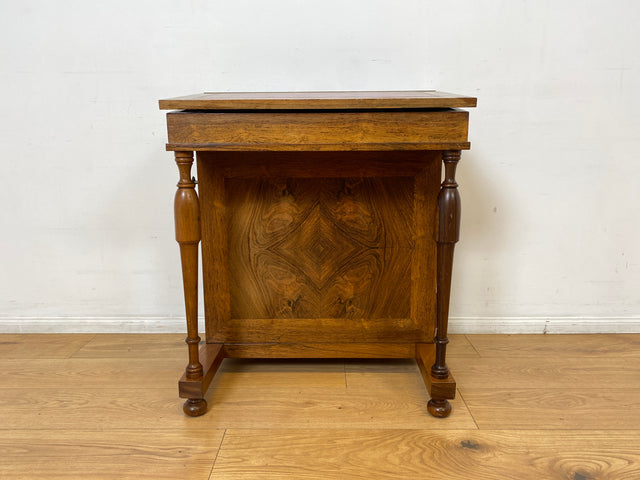 Schreib Pult Schmink Kommode Desk WMK I Edler 50er Jahre Schreibpult in antikem Davenport Stil, Vollholz in Nussbaum , mit Klappdeckel, Schubladen & goldgeprägter Leder Einlage I Sekretär Sitz Vintage