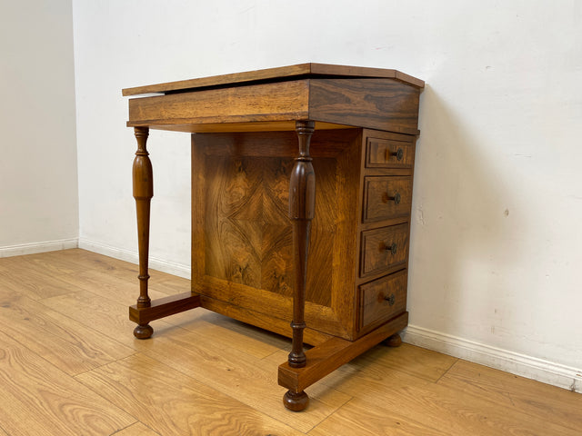 Schreib Pult Schmink Kommode Desk WMK I Edler 50er Jahre Schreibpult in antikem Davenport Stil, Vollholz in Nussbaum , mit Klappdeckel, Schubladen & goldgeprägter Leder Einlage I Sekretär Sitz Vintage