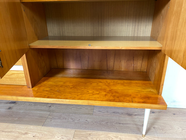 WMK I Stilvoller Mid-Century Wohnzimmerschrank mit Schubladen