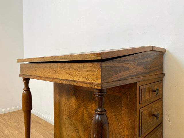 Schreib Pult Schmink Kommode Desk WMK I Edler 50er Jahre Schreibpult in antikem Davenport Stil, Vollholz in Nussbaum , mit Klappdeckel, Schubladen & goldgeprägter Leder Einlage I Sekretär Sitz Vintage