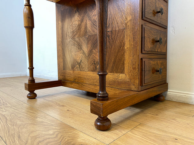 Schreib Pult Schmink Kommode Desk WMK I Edler 50er Jahre Schreibpult in antikem Davenport Stil, Vollholz in Nussbaum , mit Klappdeckel, Schubladen & goldgeprägter Leder Einlage I Sekretär Sitz Vintage