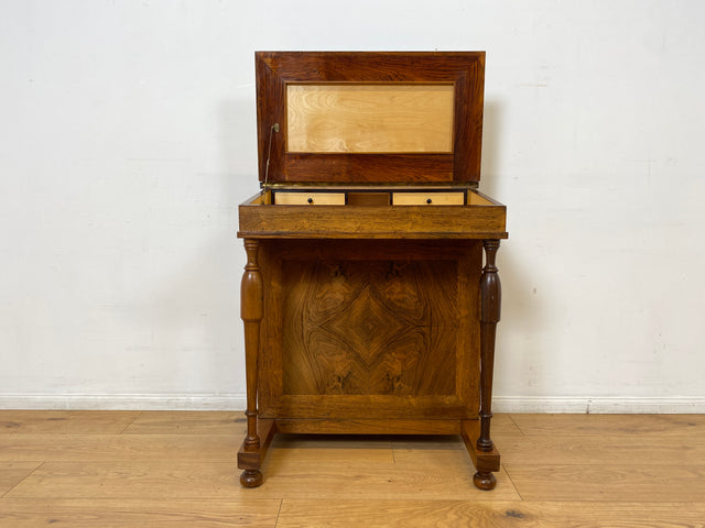 Schreib Pult Schmink Kommode Desk WMK I Edler 50er Jahre Schreibpult in antikem Davenport Stil, Vollholz in Nussbaum , mit Klappdeckel, Schubladen & goldgeprägter Leder Einlage I Sekretär Sitz Vintage