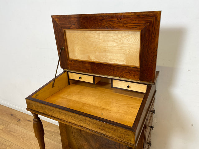 Schreib Pult Schmink Kommode Desk WMK I Edler 50er Jahre Schreibpult in antikem Davenport Stil, Vollholz in Nussbaum , mit Klappdeckel, Schubladen & goldgeprägter Leder Einlage I Sekretär Sitz Vintage