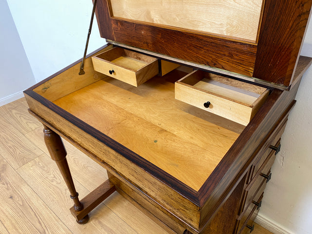 Schreib Pult Schmink Kommode Desk WMK I Edler 50er Jahre Schreibpult in antikem Davenport Stil, Vollholz in Nussbaum , mit Klappdeckel, Schubladen & goldgeprägter Leder Einlage I Sekretär Sitz Vintage
