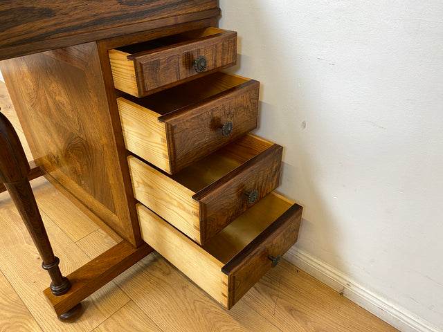 Schreib Pult Schmink Kommode Desk WMK I Edler 50er Jahre Schreibpult in antikem Davenport Stil, Vollholz in Nussbaum , mit Klappdeckel, Schubladen & goldgeprägter Leder Einlage I Sekretär Sitz Vintage