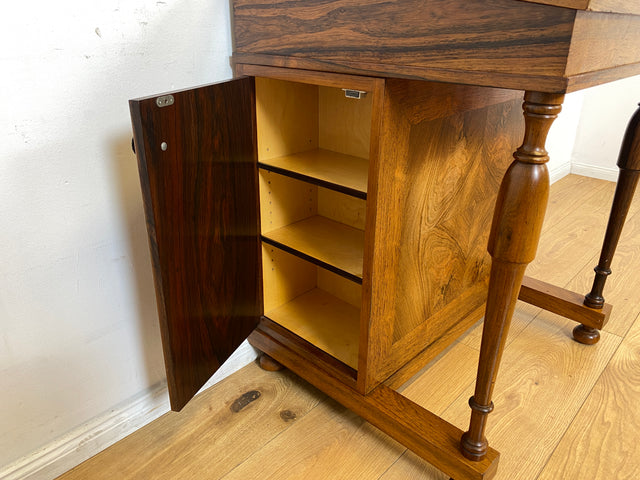 Schreib Pult Schmink Kommode Desk WMK I Edler 50er Jahre Schreibpult in antikem Davenport Stil, Vollholz in Nussbaum , mit Klappdeckel, Schubladen & goldgeprägter Leder Einlage I Sekretär Sitz Vintage