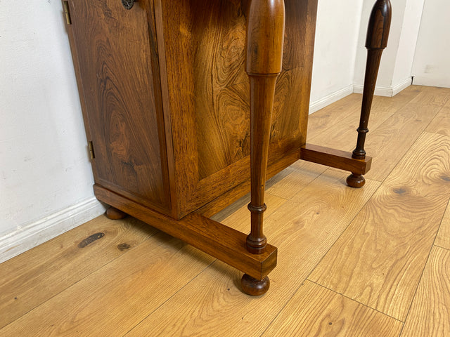 Schreib Pult Schmink Kommode Desk WMK I Edler 50er Jahre Schreibpult in antikem Davenport Stil, Vollholz in Nussbaum , mit Klappdeckel, Schubladen & goldgeprägter Leder Einlage I Sekretär Sitz Vintage