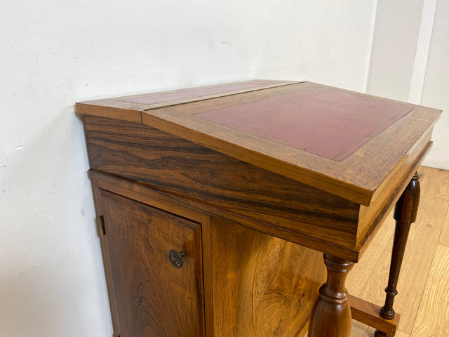 Schreib Pult Schmink Kommode Desk WMK I Edler 50er Jahre Schreibpult in antikem Davenport Stil, Vollholz in Nussbaum , mit Klappdeckel, Schubladen & goldgeprägter Leder Einlage I Sekretär Sitz Vintage