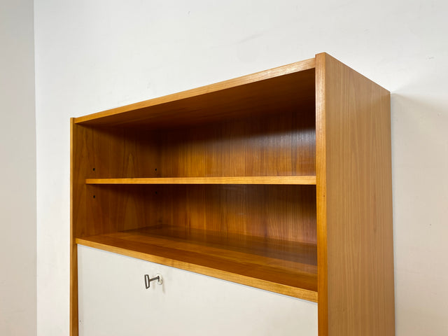 WMK I Besonders schöner heller Mid-Century Schreibschrank mit Beleuchtung