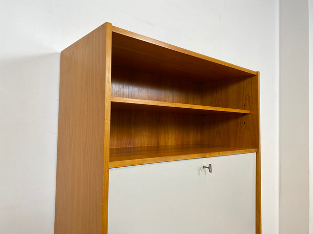WMK I Besonders schöner heller Mid-Century Schreibschrank mit Beleuchtung
