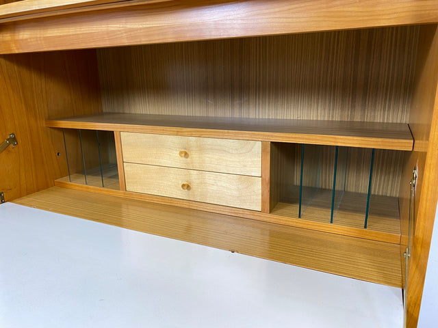WMK I Besonders schöner heller Mid-Century Schreibschrank mit Beleuchtung
