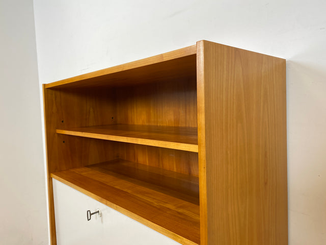 WMK I Besonders schöner heller Mid-Century Schreibschrank mit Beleuchtung