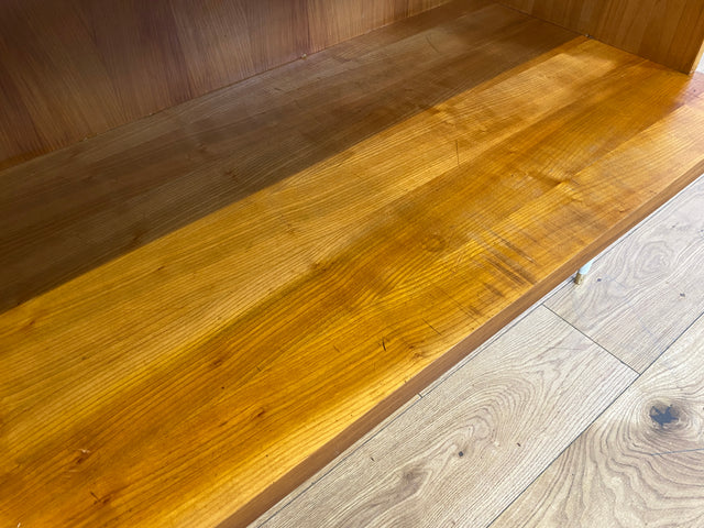 WMK I Besonders schöner heller Mid-Century Schreibschrank mit Beleuchtung