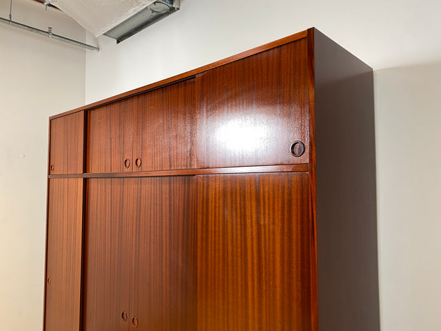 WMK I Hochwertiger großer skandinavischer Kleiderschrank in Mahagoni mit Aufsatz und Schiebetüren I Schrank Wardrobe Schlafzimmer Wäsche Danish Design Mid-Century Vintage Berlin Stuttgart Leipzig