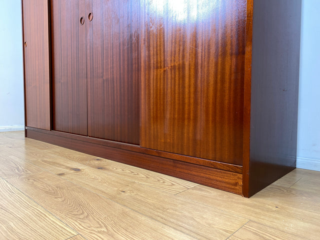 WMK I Hochwertiger großer skandinavischer Kleiderschrank in Mahagoni mit Aufsatz und Schiebetüren I Schrank Wardrobe Schlafzimmer Wäsche Danish Design Mid-Century Vintage Berlin Stuttgart Leipzig