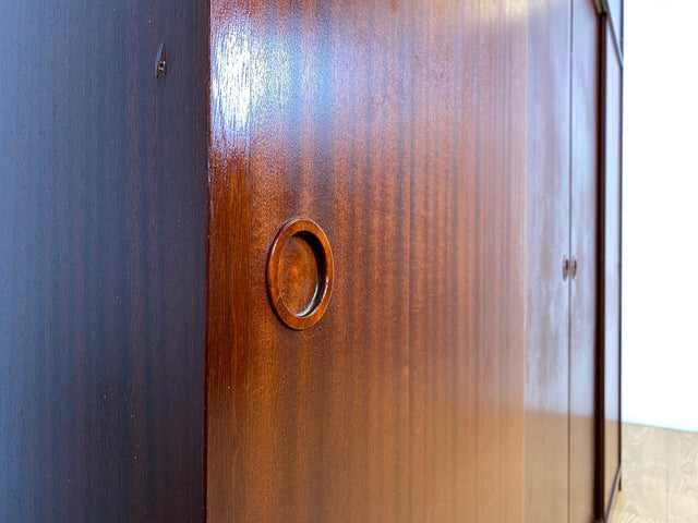 WMK I Hochwertiger großer skandinavischer Kleiderschrank in Mahagoni mit Aufsatz und Schiebetüren I Schrank Wardrobe Schlafzimmer Wäsche Danish Design Mid-Century Vintage Berlin Stuttgart Leipzig
