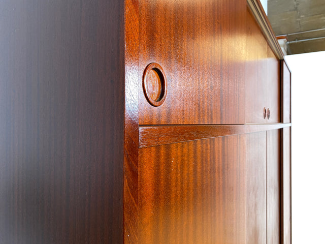 WMK I Hochwertiger großer skandinavischer Kleiderschrank in Mahagoni mit Aufsatz und Schiebetüren I Schrank Wardrobe Schlafzimmer Wäsche Danish Design Mid-Century Vintage Berlin Stuttgart Leipzig