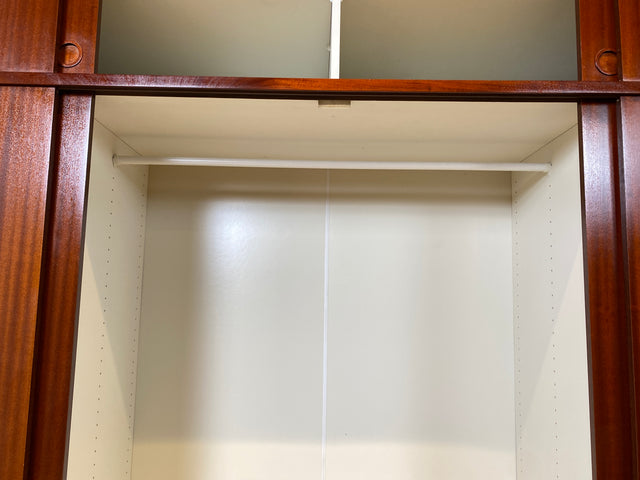 WMK I Hochwertiger großer skandinavischer Kleiderschrank in Mahagoni mit Aufsatz und Schiebetüren I Schrank Wardrobe Schlafzimmer Wäsche Danish Design Mid-Century Vintage Berlin Stuttgart Leipzig