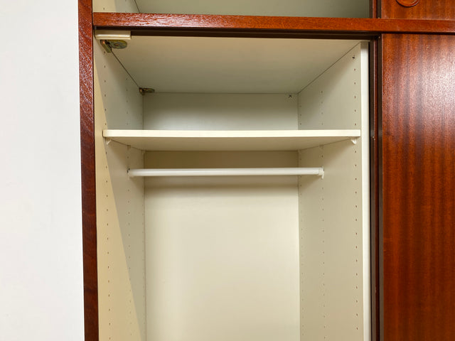 WMK I Hochwertiger großer skandinavischer Kleiderschrank in Mahagoni mit Aufsatz und Schiebetüren I Schrank Wardrobe Schlafzimmer Wäsche Danish Design Mid-Century Vintage Berlin Stuttgart Leipzig