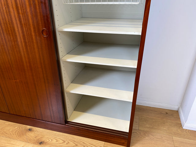 WMK I Hochwertiger großer skandinavischer Kleiderschrank in Mahagoni mit Aufsatz und Schiebetüren I Schrank Wardrobe Schlafzimmer Wäsche Danish Design Mid-Century Vintage Berlin Stuttgart Leipzig