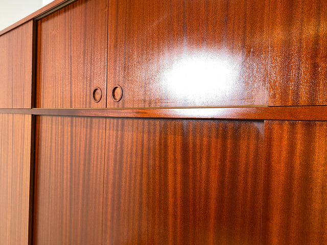 WMK I Hochwertiger großer skandinavischer Kleiderschrank in Mahagoni mit Aufsatz und Schiebetüren I Schrank Wardrobe Schlafzimmer Wäsche Danish Design Mid-Century Vintage Berlin Stuttgart Leipzig