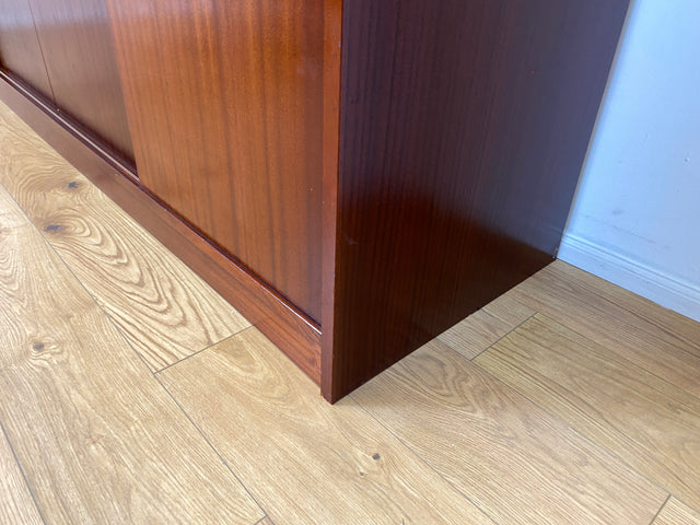 WMK I Hochwertiger großer skandinavischer Kleiderschrank in Mahagoni mit Aufsatz und Schiebetüren I Schrank Wardrobe Schlafzimmer Wäsche Danish Design Mid-Century Vintage Berlin Stuttgart Leipzig