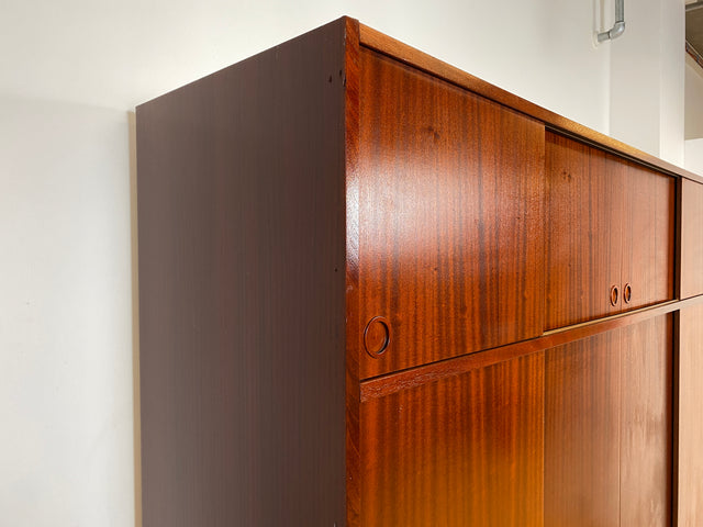 WMK I Hochwertiger großer skandinavischer Kleiderschrank in Mahagoni mit Aufsatz und Schiebetüren I Schrank Wardrobe Schlafzimmer Wäsche Danish Design Mid-Century Vintage Berlin Stuttgart Leipzig