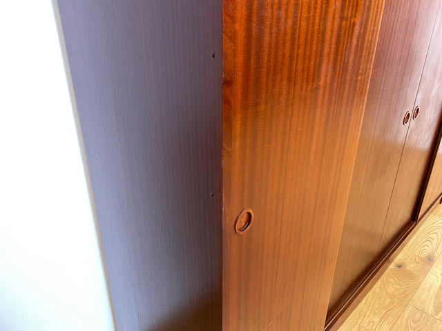 WMK I Hochwertiger großer skandinavischer Kleiderschrank in Mahagoni mit Aufsatz und Schiebetüren I Schrank Wardrobe Schlafzimmer Wäsche Danish Design Mid-Century Vintage Berlin Stuttgart Leipzig