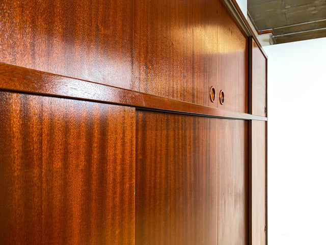 WMK I Hochwertiger großer skandinavischer Kleiderschrank in Mahagoni mit Aufsatz und Schiebetüren I Schrank Wardrobe Schlafzimmer Wäsche Danish Design Mid-Century Vintage Berlin Stuttgart Leipzig