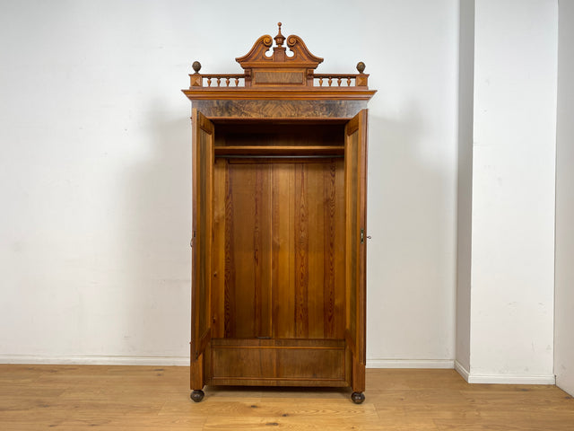 WMK Sehr eleganter antiker Säulenschrank , Vollholz in Nussbaum , mit Krone, edlen Messingbeschlägen und Schublade , um 1880 # Vertiko Wäscheschrank Kleiderschrank Schrank Dielenschrank Gründerzeit