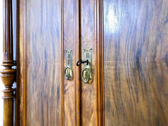 WMK Sehr eleganter antiker Säulenschrank , Vollholz in Nussbaum , mit Krone, edlen Messingbeschlägen und Schublade , um 1880 # Vertiko Wäscheschrank Kleiderschrank Schrank Dielenschrank Gründerzeit