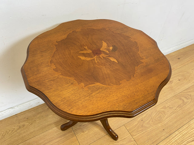 WMK I Sehr schöner Vintage Dreifuß Tisch mit gedrechseltem Mittelfuß und floralen Intarsien