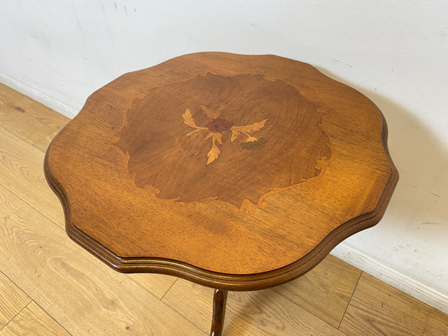 WMK I Sehr schöner Vintage Dreifuß Tisch mit gedrechseltem Mittelfuß und floralen Intarsien