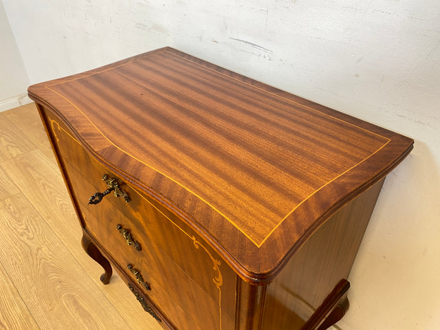 WMK Elegante und sehr gut erhaltene schwedische Stilmöbel Kommode aus vollem Holz mit Schubladen , Intarsien und Messingbeschlägen # Schubladenkommode Wäschekommode Flurkommode Vintage barock Rokoko