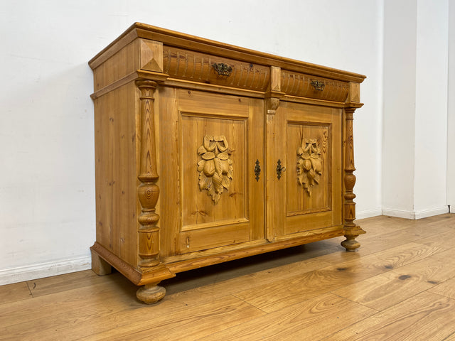 WMK I Imposante große antike Anrichte aus vollem Holz mit handgeschnitzten Reliefs und gedrechselten Säulen I Kommode Schrank Sideboard Truhe Büfett Flur Geschirr Gründerzeit Vintage Berlin Bonn Hof