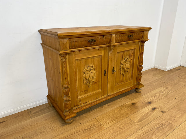 WMK I Imposante große antike Anrichte aus vollem Holz mit handgeschnitzten Reliefs und gedrechselten Säulen I Kommode Schrank Sideboard Truhe Büfett Flur Geschirr Gründerzeit Vintage Berlin Bonn Hof