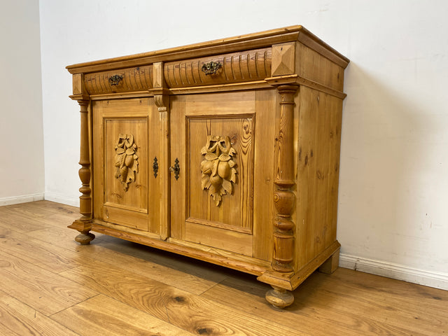 WMK I Imposante große antike Anrichte aus vollem Holz mit handgeschnitzten Reliefs und gedrechselten Säulen I Kommode Schrank Sideboard Truhe Büfett Flur Geschirr Gründerzeit Vintage Berlin Bonn Hof