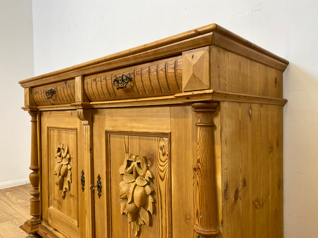 WMK I Imposante große antike Anrichte aus vollem Holz mit handgeschnitzten Reliefs und gedrechselten Säulen I Kommode Schrank Sideboard Truhe Büfett Flur Geschirr Gründerzeit Vintage Berlin Bonn Hof