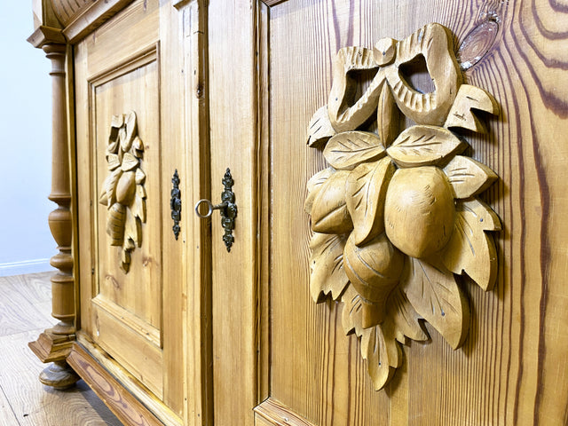WMK I Imposante große antike Anrichte aus vollem Holz mit handgeschnitzten Reliefs und gedrechselten Säulen I Kommode Schrank Sideboard Truhe Büfett Flur Geschirr Gründerzeit Vintage Berlin Bonn Hof