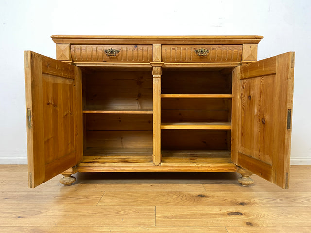 WMK I Imposante große antike Anrichte aus vollem Holz mit handgeschnitzten Reliefs und gedrechselten Säulen I Kommode Schrank Sideboard Truhe Büfett Flur Geschirr Gründerzeit Vintage Berlin Bonn Hof