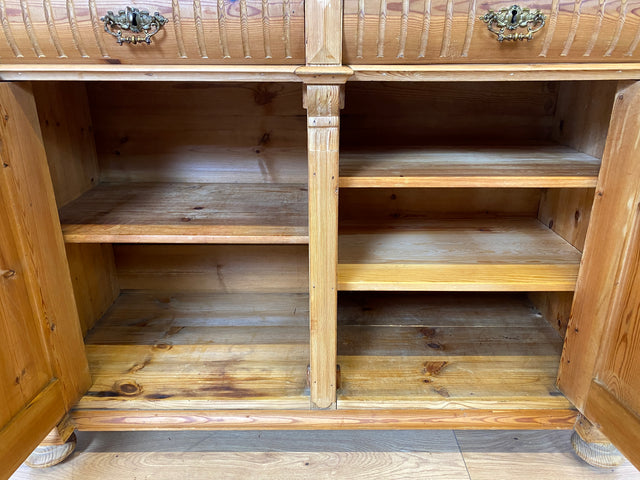 WMK I Imposante große antike Anrichte aus vollem Holz mit handgeschnitzten Reliefs und gedrechselten Säulen I Kommode Schrank Sideboard Truhe Büfett Flur Geschirr Gründerzeit Vintage Berlin Bonn Hof