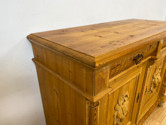 WMK I Imposante große antike Anrichte aus vollem Holz mit handgeschnitzten Reliefs und gedrechselten Säulen I Kommode Schrank Sideboard Truhe Büfett Flur Geschirr Gründerzeit Vintage Berlin Bonn Hof