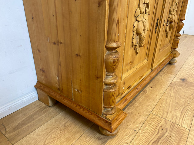 WMK I Imposante große antike Anrichte aus vollem Holz mit handgeschnitzten Reliefs und gedrechselten Säulen I Kommode Schrank Sideboard Truhe Büfett Flur Geschirr Gründerzeit Vintage Berlin Bonn Hof