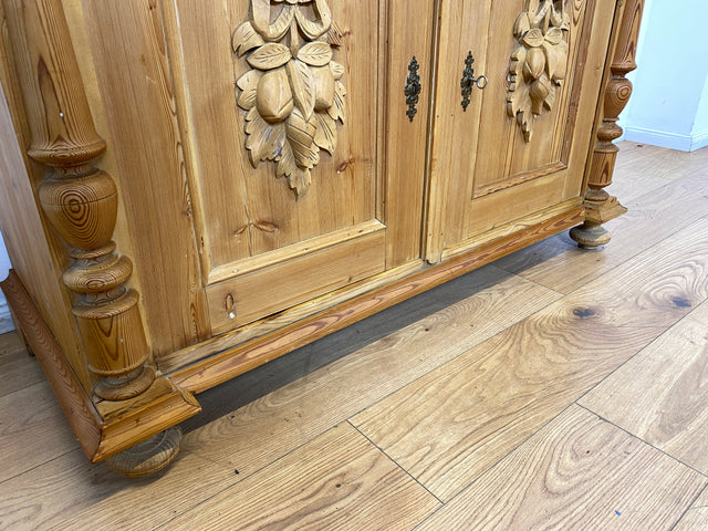 WMK I Imposante große antike Anrichte aus vollem Holz mit handgeschnitzten Reliefs und gedrechselten Säulen I Kommode Schrank Sideboard Truhe Büfett Flur Geschirr Gründerzeit Vintage Berlin Bonn Hof