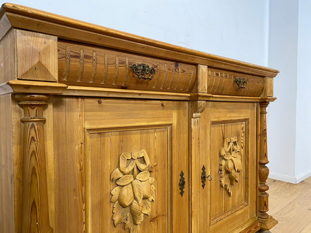 WMK I Imposante große antike Anrichte aus vollem Holz mit handgeschnitzten Reliefs und gedrechselten Säulen I Kommode Schrank Sideboard Truhe Büfett Flur Geschirr Gründerzeit Vintage Berlin Bonn Hof