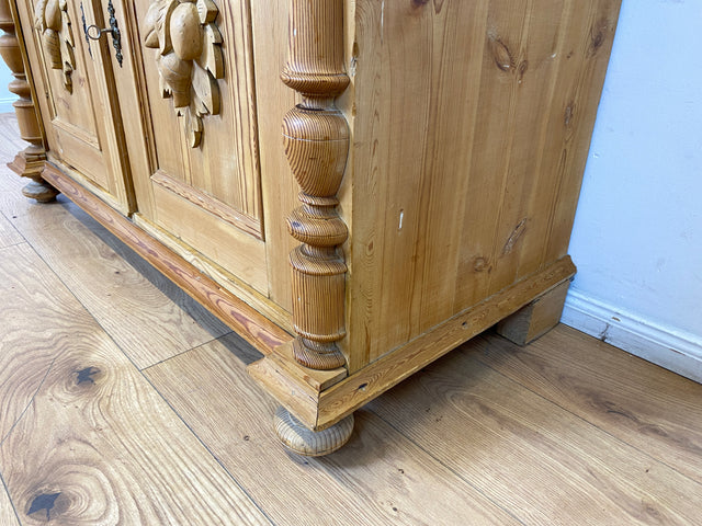 WMK I Imposante große antike Anrichte aus vollem Holz mit handgeschnitzten Reliefs und gedrechselten Säulen I Kommode Schrank Sideboard Truhe Büfett Flur Geschirr Gründerzeit Vintage Berlin Bonn Hof
