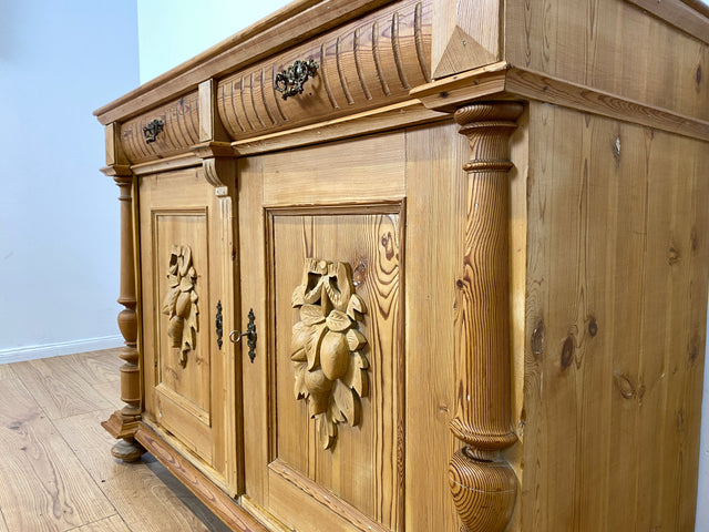 WMK I Imposante große antike Anrichte aus vollem Holz mit handgeschnitzten Reliefs und gedrechselten Säulen I Kommode Schrank Sideboard Truhe Büfett Flur Geschirr Gründerzeit Vintage Berlin Bonn Hof
