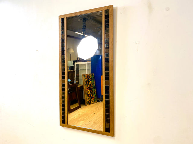 WMK Freundlicher und gut erhaltener großer 70er Jahre Spiegel in hellem Holzrahmen mit zeittypischen Mosaikfliesen umrandet # Wandspiegel Mirror Holzspiegel Garderober Flurgarderobe Retro Vintage 60er